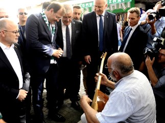 Başbakan Yardımcısı Çavuşoğlu Sokak Müzisyenine Bahşiş Verdi