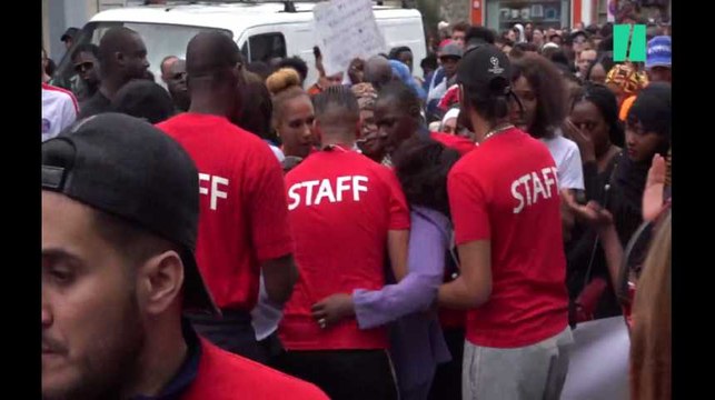 La mère d'Adama Traoré submergée par l'émotion pendant la marche en mémoire de son fils
