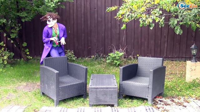 Frozen Elsa & Spiderman BUTT ATTACK Princess Anna, Maleficent, Hulk Superheroes IRL