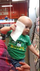 Un bébé ébloui par des échantillons de peinture dans un magasin au Canada