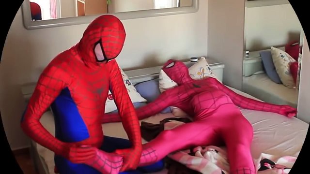 Médico congelado en en embarazada Chica araña hombre araña superhéroe embarazada elsa hamil spiderbaby reales
