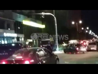 Ora News – Të shtënat me armë në Xibrakë, policia kontrolle në qendër të Elbasanit