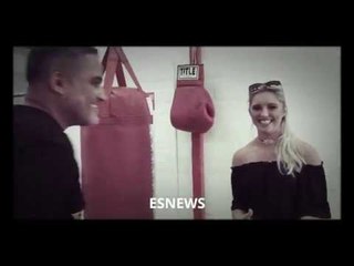 Smokein Sophie Working Mitts With Ricky Funez - esnews boxing