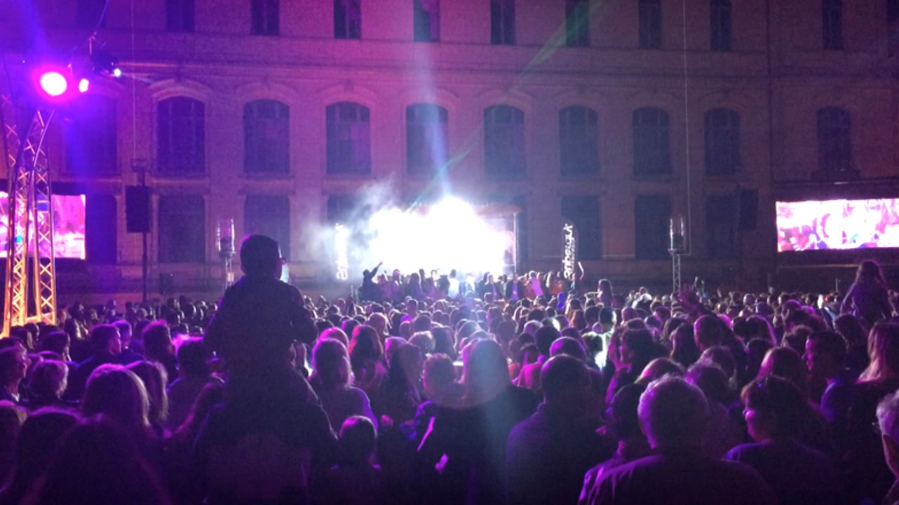 Le bal des pompiers enflamme Vannes