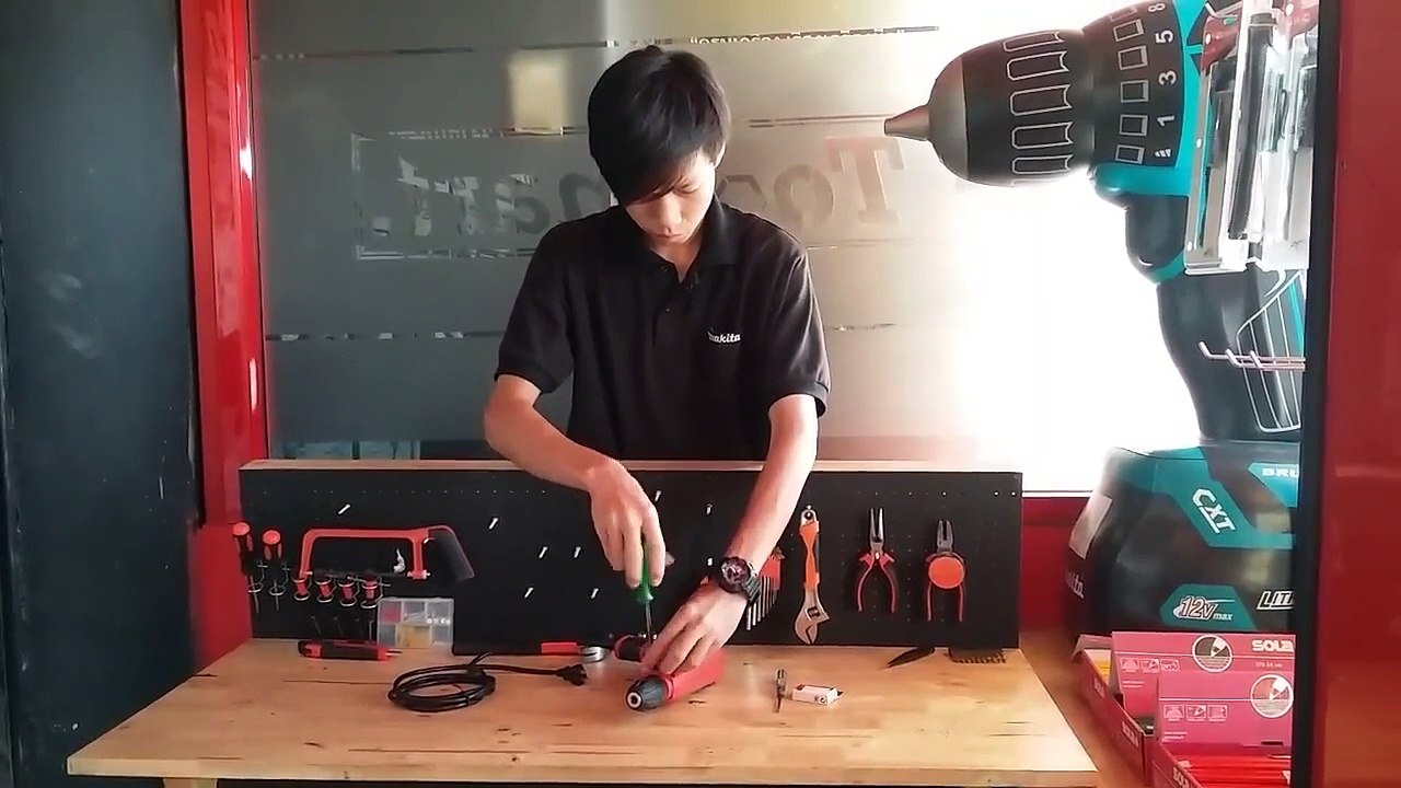วิธีเปลี่ยนแปรงถ่านสว่าน MAKTEC BY itoolmart.com