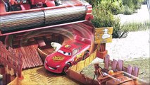Coches y alejarse de Frank Rayo McQueen Sheriff otros coches en la pista de Disney Pixar