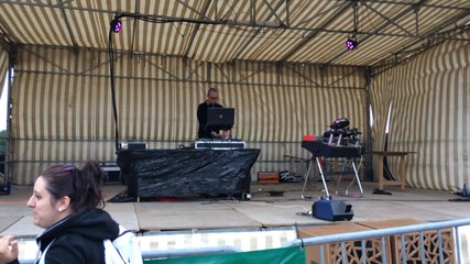 À tout bout d'champ. On s'amuse pendant le set du DJ