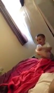 Ce gamin a trouvé le jouet coquin de maman... Ahaha