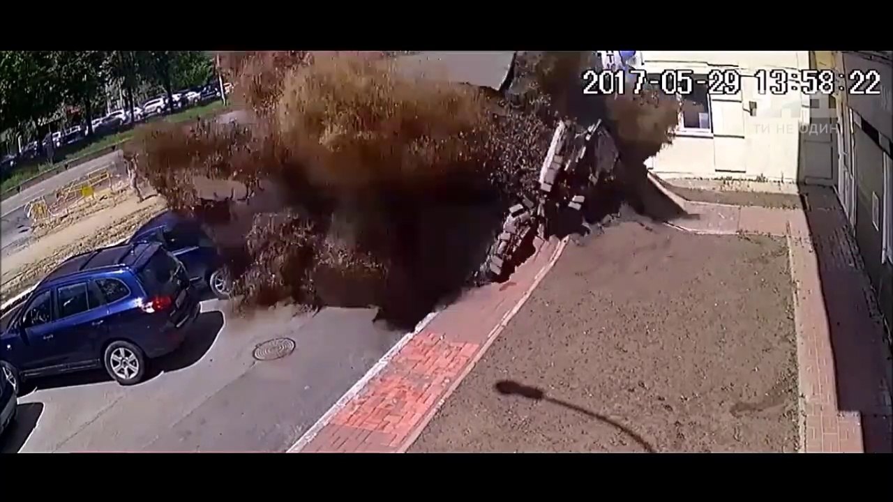 Quand une canalisation explose en Ukraine... Impressionnant