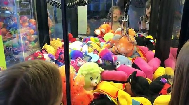 Cette fillette gagne un jouet pour son petit frère au jeu des pinces!! Adorable