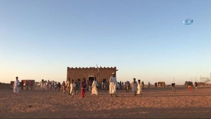 Sudan'da Zor Şartlarda Kuran'ı Kerim Eğitimi- Tahtaların Üzerine Mürekkeple Yazıyorlar