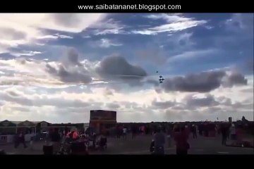 Ovnis persiguiendo cazas en exhibición aérea