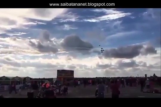 Ovnis persiguiendo cazas en exhibición aérea