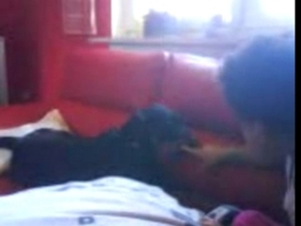 süsse rottweiler am spielen mit eine 3 jerige süsse barbie