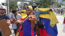 Venezuela: Protest violinist injured as youths clash with security forces
