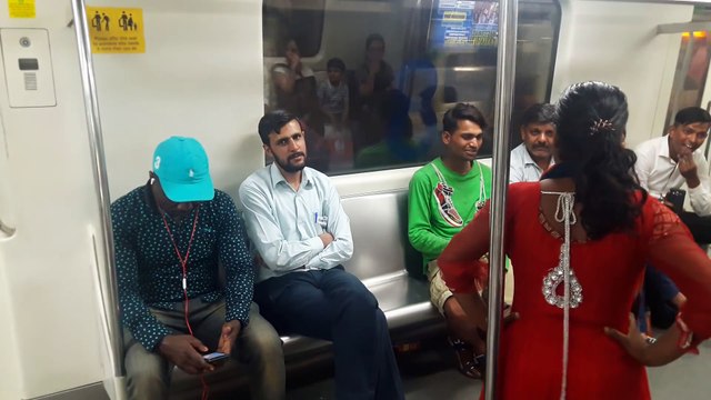 Metro main ladki ne kya kiya... dekhiye