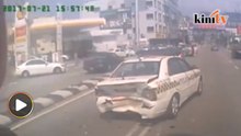 Kereta peronda polis remuk dilanggar kereta 'hitam'