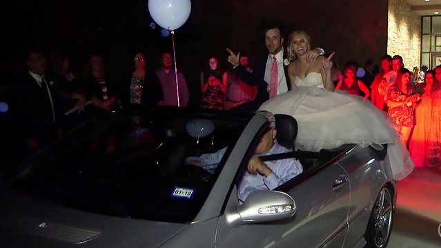 Mariés à l'arrière d'une voiture décapotable