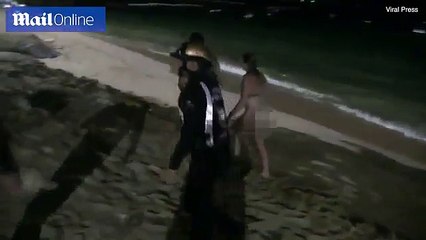 Cặp đôi "'mây mưa'' trên bãi biển Thái Lan