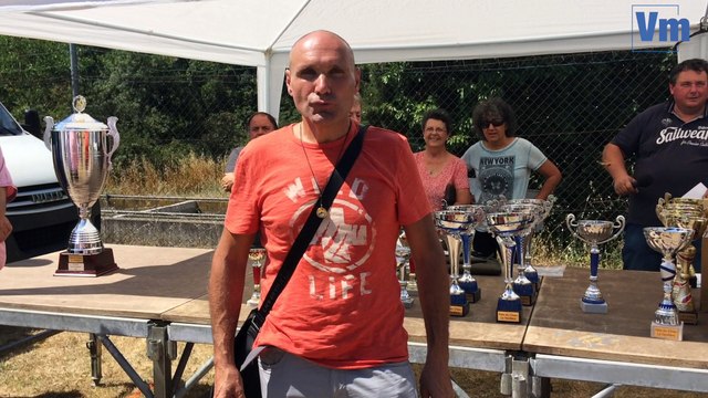 Cet homme imite le chant du rossignol à merveille