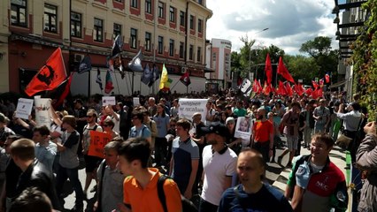 Russos protestam contra restrições na Internet