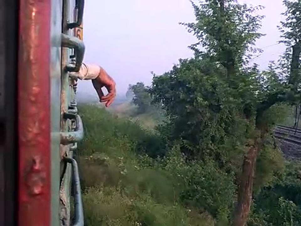 Rampur Dumra Junction-Trains bifurcate for Barauni Junction.3gp