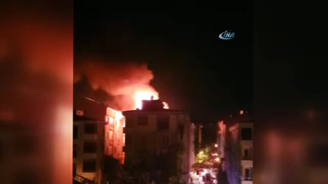 Esenyurt'ta Bir Binanın Çatı Katında Büyük Yangın Çıktı