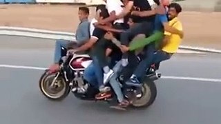 لڑکے نے 10 لوگوں کو موٹر سائیکل پر بیٹھا کر ٹائر اٹھا دیا