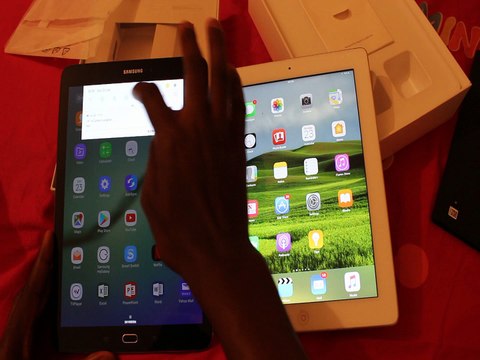 Apple iPad 4th generation - Wi-Fi - 32 GB - BLACK- 9.7 VS SAMSUNG Galaxy Tab S2 9.7” Tablet REVIEW