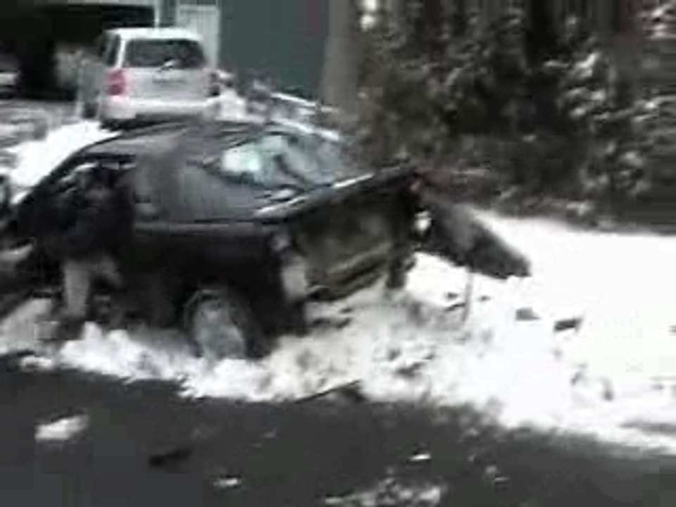 148carbumperfallsoffwhiletowinginsnow Vidéo Dailymotion