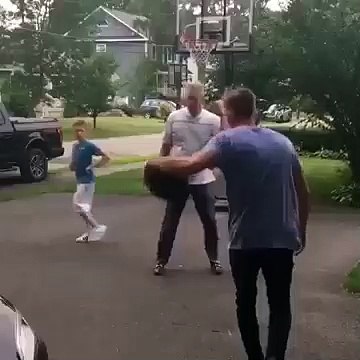 Danny Ainge se fait dunker dessus par son fils