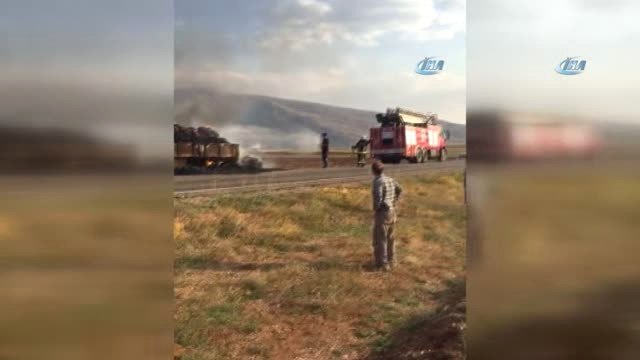 Seyir Halindeki Traktöre Bağlı Römork ve Taşıdığı 180 Balya Yandı