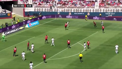 Luka Modric humiliating Fellaini with a beautiful peace of skill