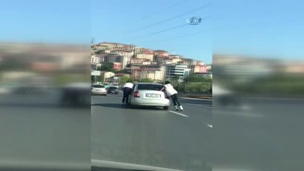 Patenci Gençlerin Trafikteki Tehlikeli Oyunu Kamerada