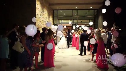 Des mariés chutent à l'arrière d'une voiture décapotable !