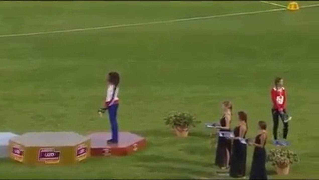 L'organisation joue le mauvais hymne, l'athlète biélorusse médaille d'or vexée descend du podium