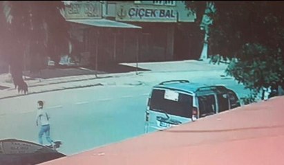 Otomobilin çocuğa çarptığı anlar kamerada