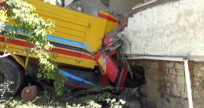 Freni Patlayan Hafriyat Kamyonu Yol Kenarındaki Eve Daldı