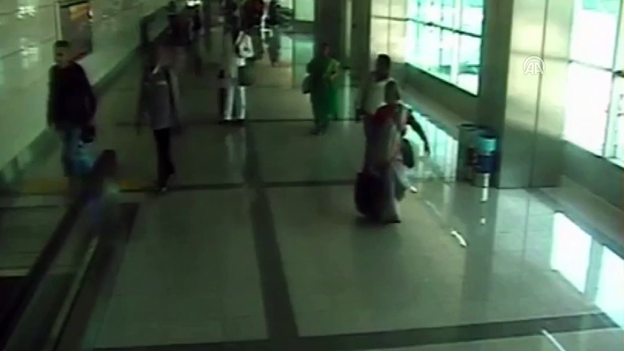 Atatürk Havalimanı'nda polisi hayrete düşüren görüntü! Bağırsaklarından çıktı