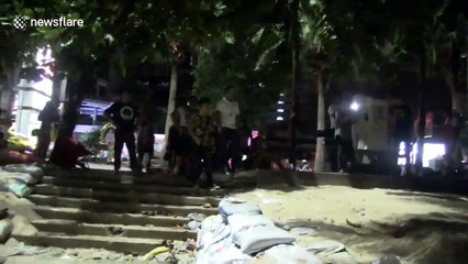 Télécharger la video: British tourists arrested naked on Thai beach after 'having sex' in the sea