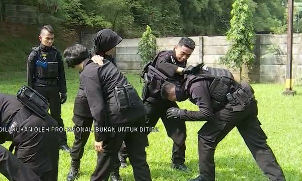 Begini Aksi Tim Gegana Brimob saat Latihan Bela Diri Taktis
