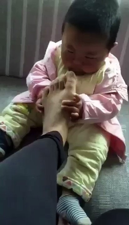 baby smell mama foot