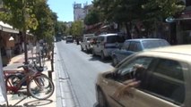 Halk Otobüsü Şoförü Yol Kenarına Park Edilen Araçlara Kızdı, Yolu Trafiğe Kapattı