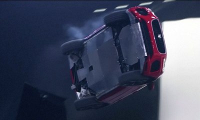 Jaguar Mewah Pecahkan Rekor "Stunt Drive"