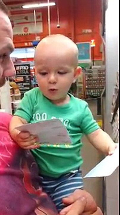 Un bébé émerveillé par des échantillons de peinture