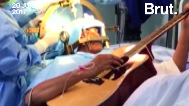 Il joue de la guitare pendant qu'il se fait opérer du cerveau