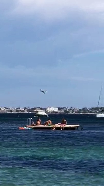 Un avion survole Cannes et les île de Lérins à basse altitude