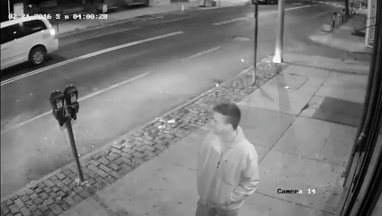 Instant Karma pour un mec bourré qui tentait de quitter son taxi sans payer