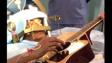 Il joue de la guitare pendant son opération du cerveau