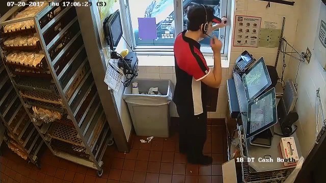 Elle tente de braquer le drive d'un McDo avec un couteau sans même sortir de sa voiture... Débile